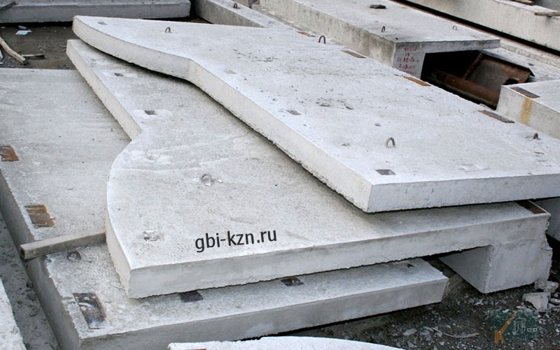 Цементно-бетонные плиты — это прочный строительный материал, который состоит из смеси цемента и бетона в равных долях. В числе особенностей, отличающих цементно-бетонные плиты, следующие:  Их можно укладывать в любую погоду. Даже во время снега или дождя, материал устойчив к атмосферному воздействию.  Плиты устойчивы к воздействию химических веществ и огню.  Устойчивость к высокому давлению до 7 атм., прочность.  Обладают высокими противофильтрационными свойствами.  Несмотря на то, что это синтетический материал, маты экологически безопасны.  Обеспечивает долговечную гидроизоляцию.  Простой монтаж.  Цементно-бетонные плиты могут быть использованы для облицовки фасадов и покрытия производственных помещений изнутри